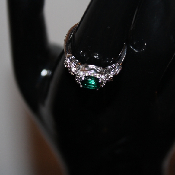 Brand new Sapphire and Emerald ring - Picture 5 of 5
